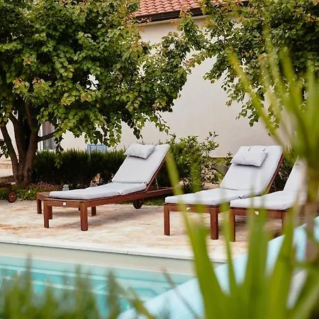 Sunny Garden With Private Heated Pool