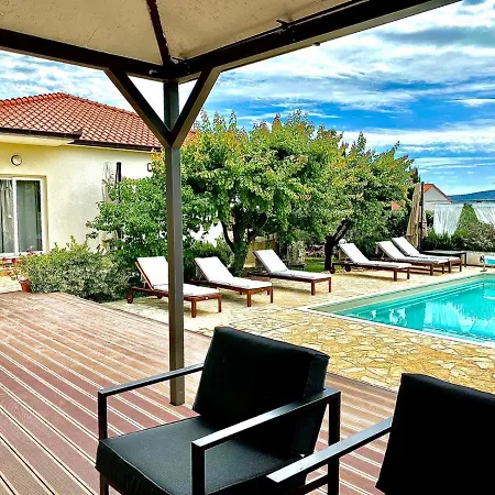 Sunny Garden With Private Heated Pool *