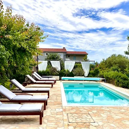 Sunny Garden With Private Heated Pool