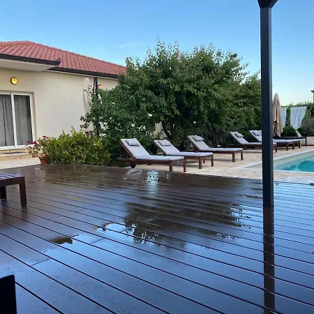 Sunny Garden With Private Heated Pool
