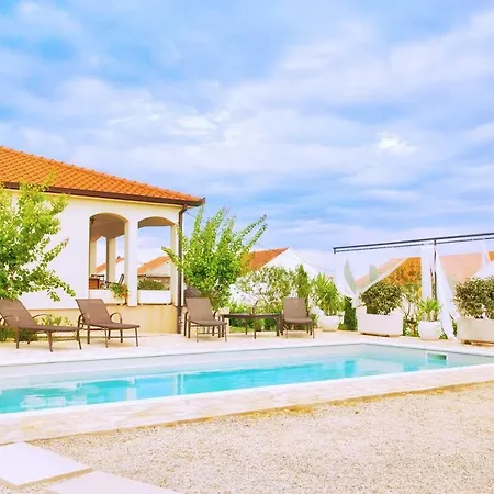 Villa Sunny Garden With Private Heated Pool *