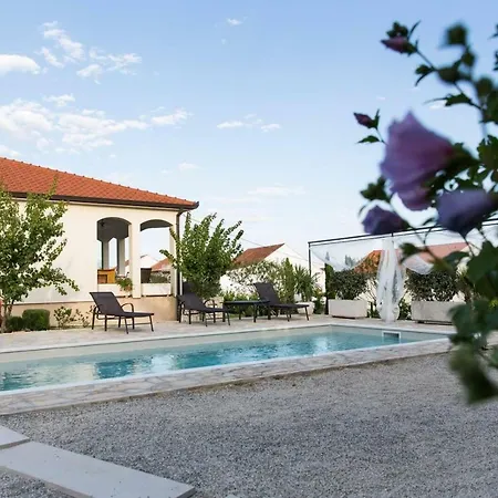 Sunny Garden With Private Heated Pool